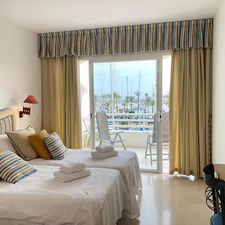 Isla De Poniente Puerto Marina 贝纳尔马德纳